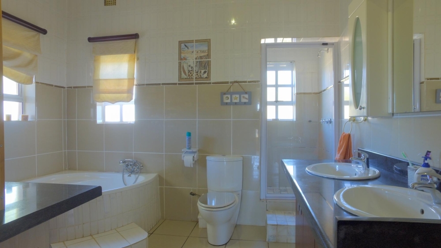 5 Bedroom Property for Sale in Azalea Park North West